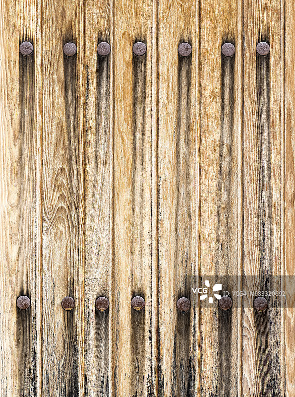 户外旧木门的纹理，带有锈钉图片素材