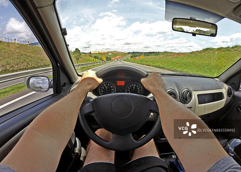 高速公路上的司机视角图片素材