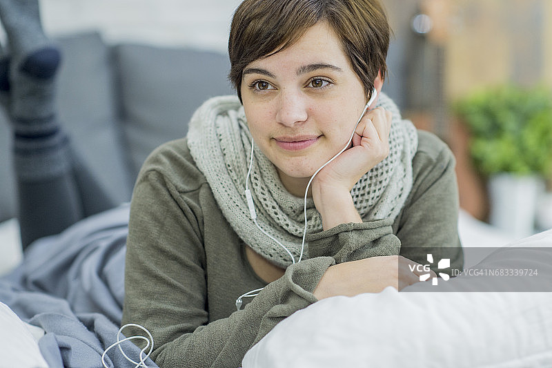 在床上放松图片素材