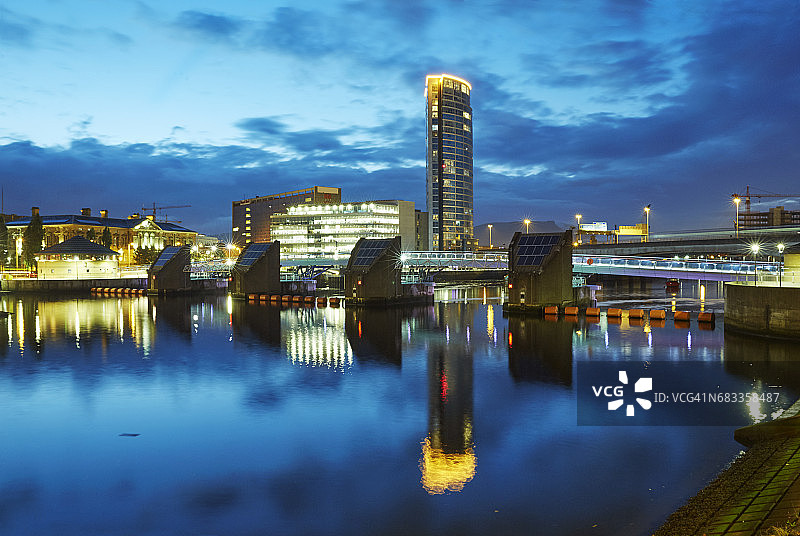 贝尔法斯特黄昏时分的河堰天际线图片素材