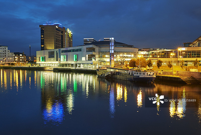 贝尔法斯特拉干河沿岸的建筑天际线图片素材