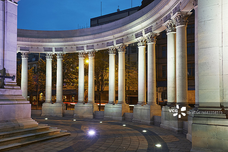 贝尔法斯特市政厅夜景战争纪念碑图片素材