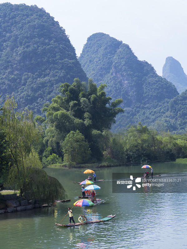 桂林漓江上的竹筏漂流图片素材