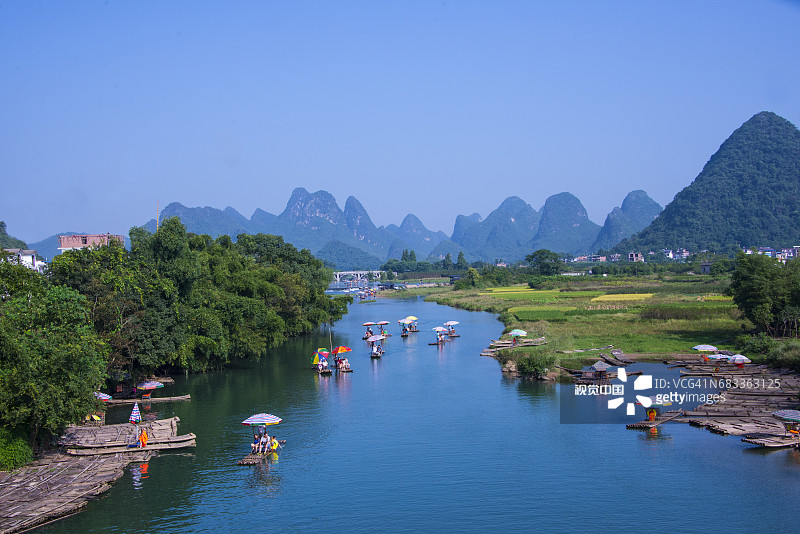 中国桂林附近漓江上的木筏图片素材
