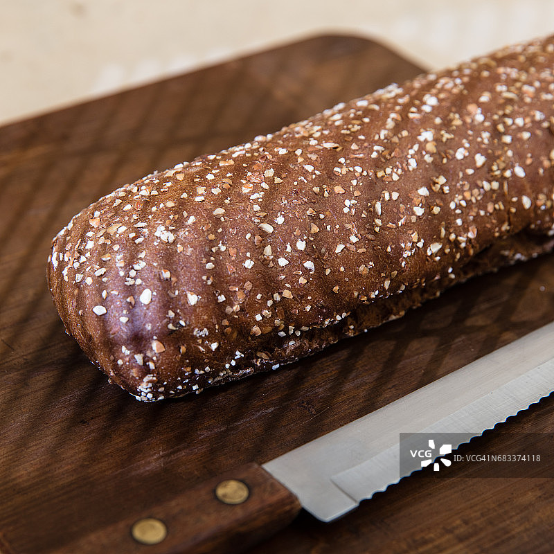 烤法棍面包配南瓜籽和葵花籽。图片素材