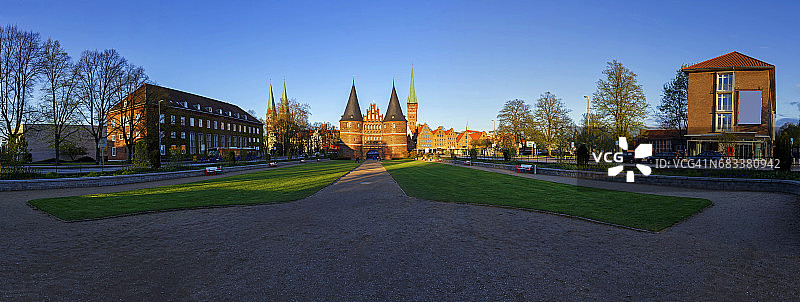 德国石勒苏益格-荷尔斯泰因州吕贝克市，霍尔斯滕门全景图片素材