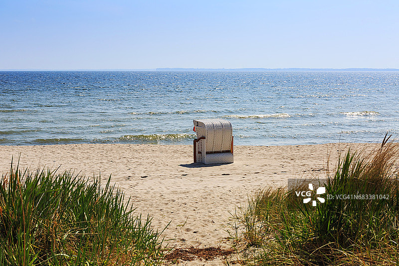 沙滩上的一把沙滩椅（德国石荷州蒂门多夫海滩）图片素材