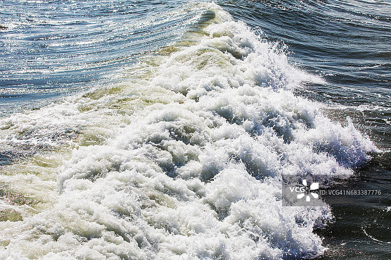水面上的巨浪图片素材