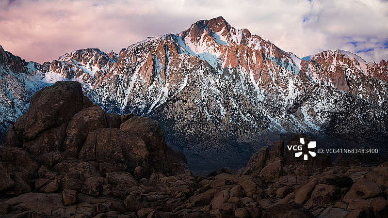 孤松峰上的第一道光图片素材