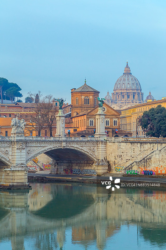 罗马城市景观：维托里奥·埃马努埃莱二世桥与圣彼得大教堂图片素材