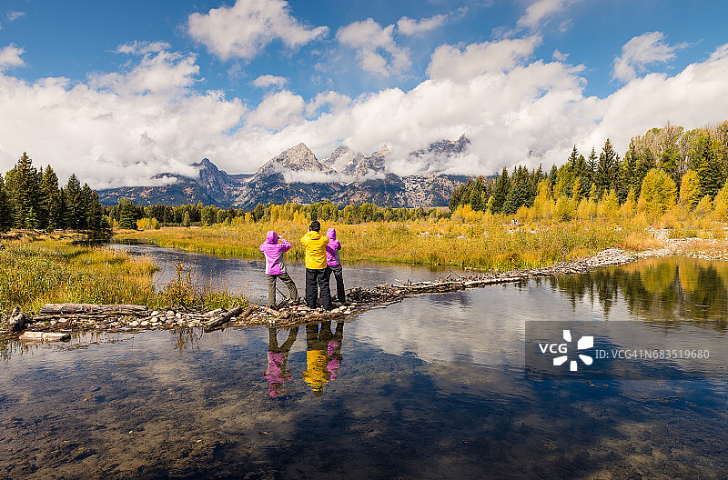 美国怀俄明州落基山脉，大提顿国家公园，教堂群，蛇河边的游客图片素材