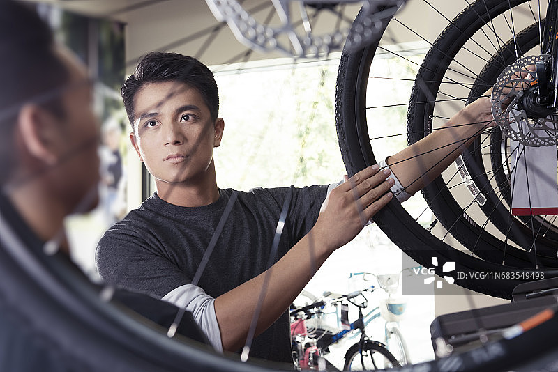 自行车店销售员向顾客展示产品图片素材