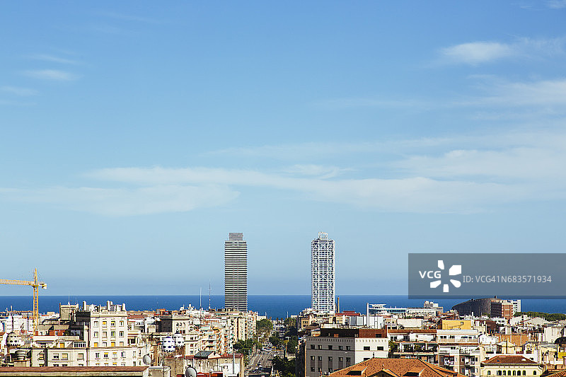 巴塞罗那的现代摩天大楼、老城区和海平面图片素材