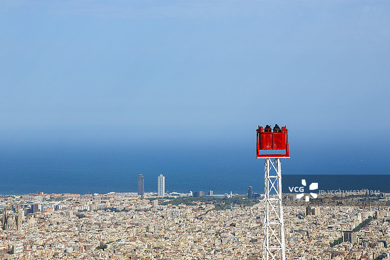 游客从上方欣赏巴塞罗那，西班牙加泰罗尼亚图片素材