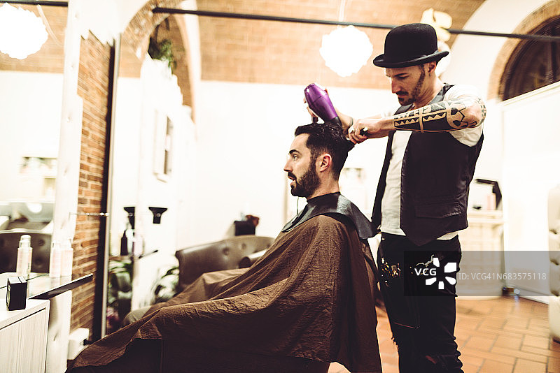 在理发店吹头发图片素材