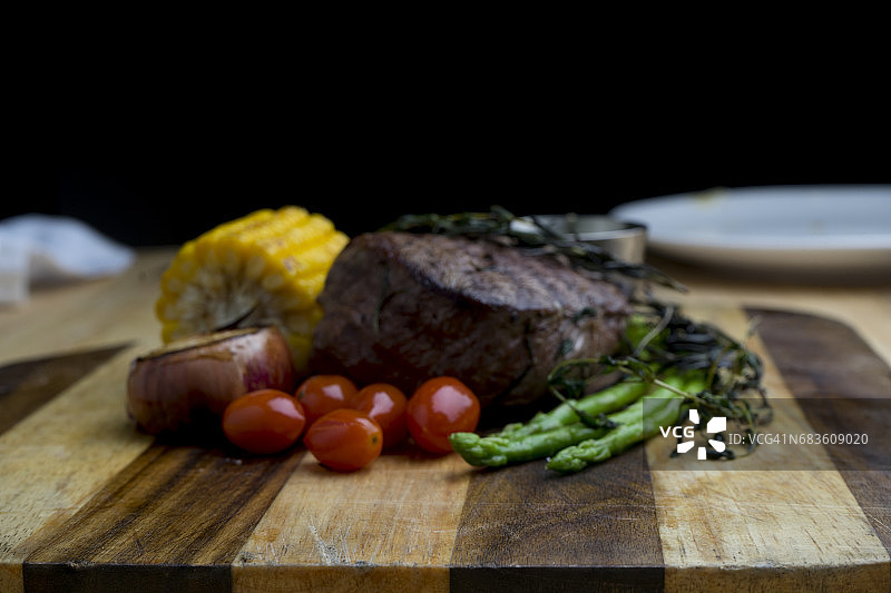 模糊的里脊牛肉汉堡与法式风格在轻松的桌子上烹饪图片素材