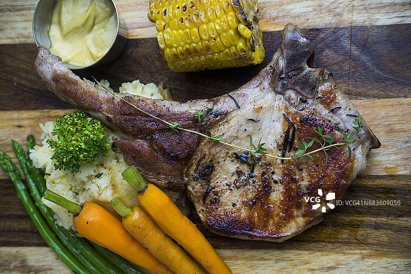 烤架上的澳洲羊排牛排和烤蔬菜图片素材