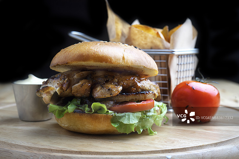 轻松餐桌上法式烹饪鸡肉汉堡图片素材