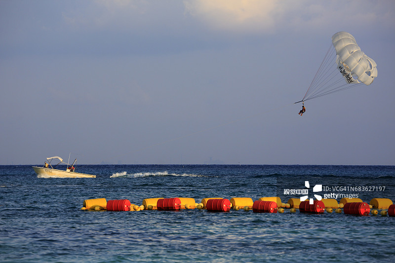 卡门海滩的帆伞运动图片素材