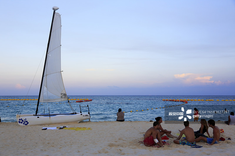在卡门海滩的游客图片素材