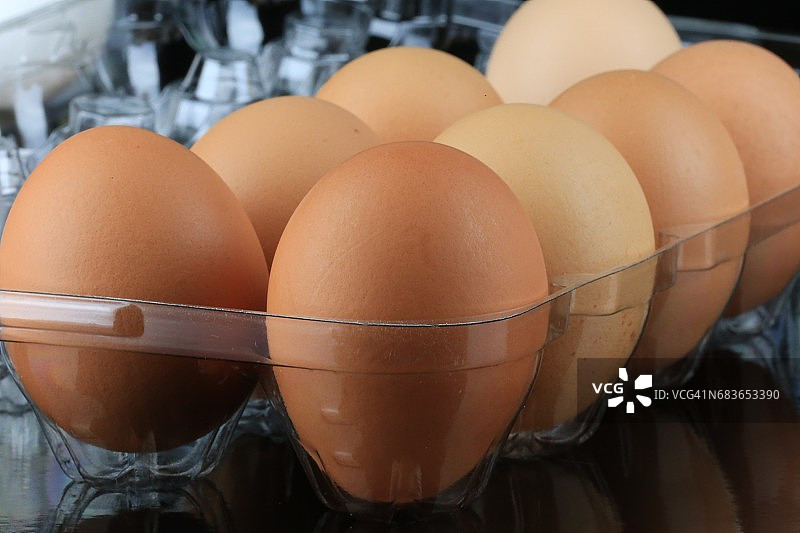 棕色鸡蛋的透明容器图片素材