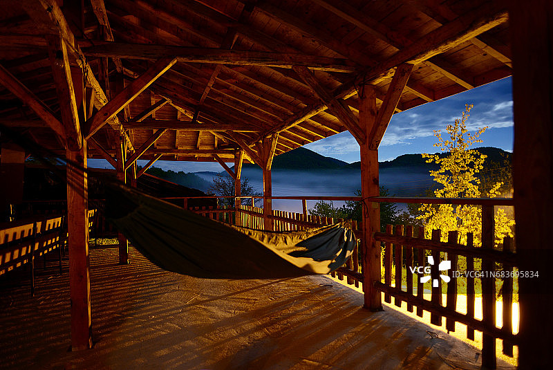 夜晚木制遮阳棚下的吊床图片素材