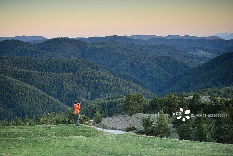 摄影师在春季罗多彼山脉拍摄图片素材