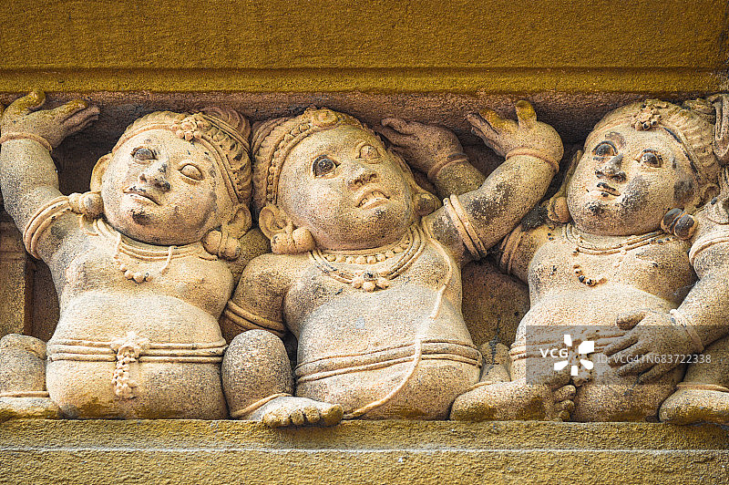 寺庙墙壁上的矮人雕刻图片素材