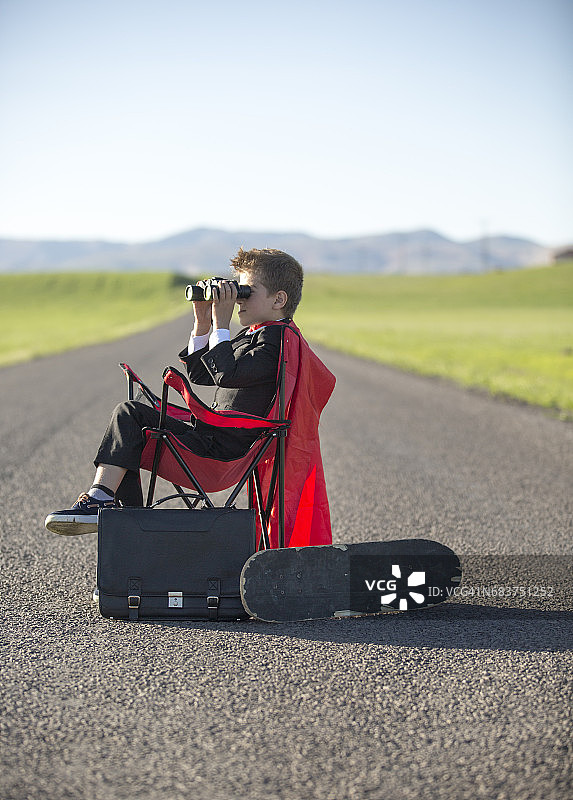 身穿超人服装和商务西装的男孩图片素材