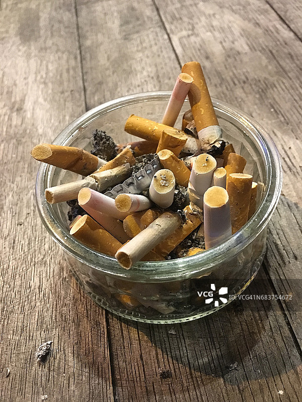 烟灰缸里的烟头图片素材