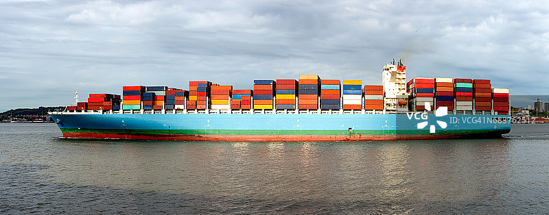 以曼哈顿天际线为背景的纽约港集装箱船图片素材