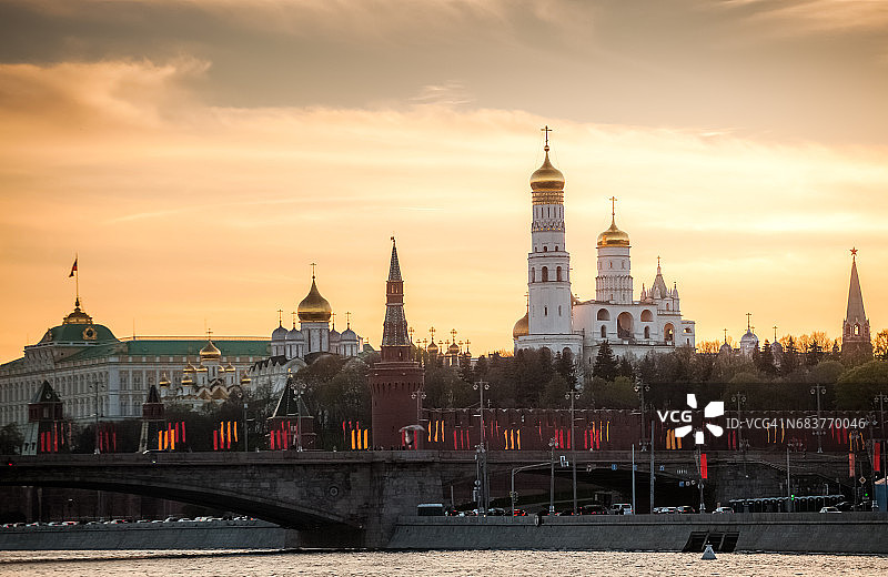 日落时分的莫斯科克里姆林宫和莫斯科河图片素材