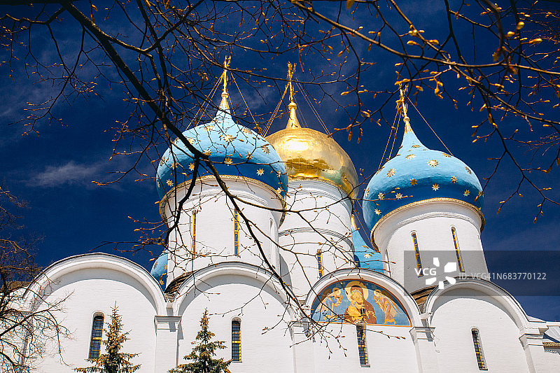俄罗斯谢尔吉耶夫镇圣三一修道院的圣母升天大教堂图片素材
