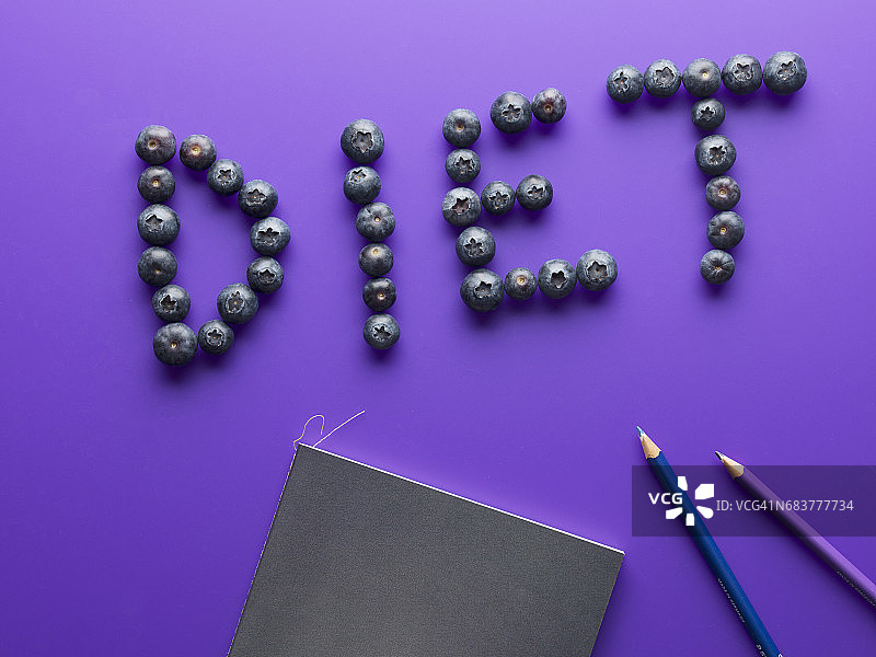 记事本铅笔蓝莓紫色背景图片素材