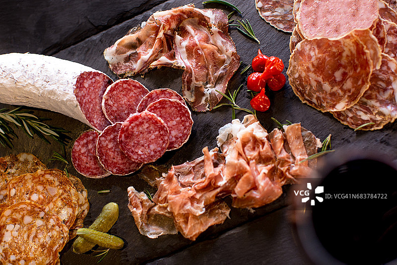 熟肉拼盘在石板托盘上图片素材