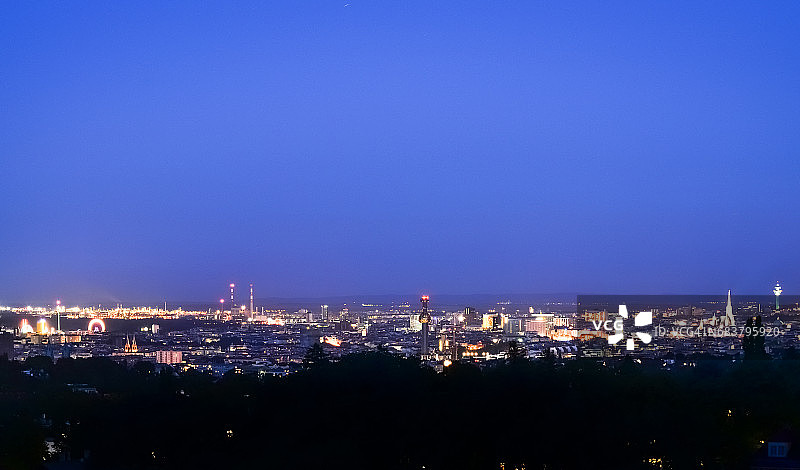 维也纳黄昏天际线：大教堂尖顶和金融区图片素材