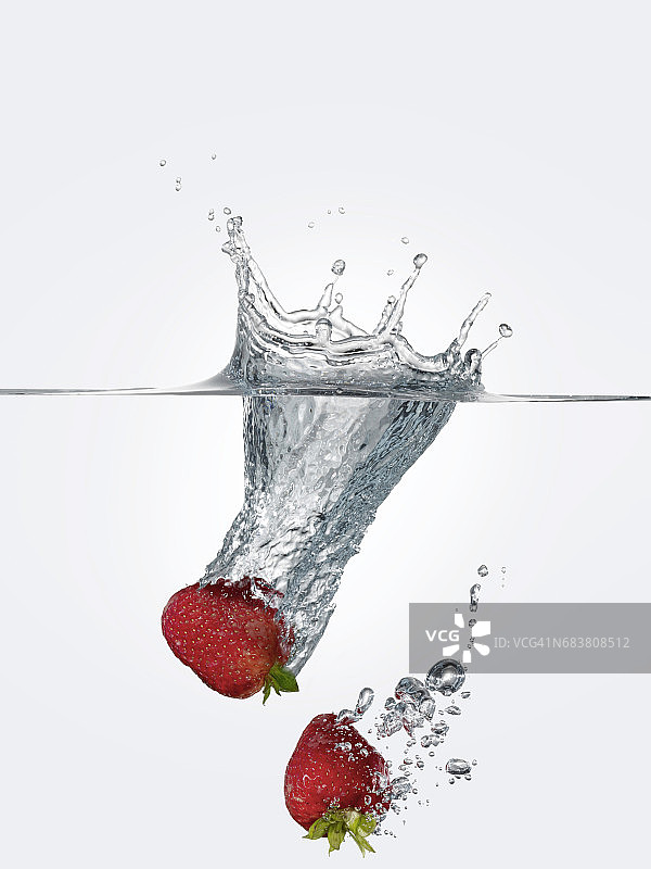 草莓落入水中图片素材