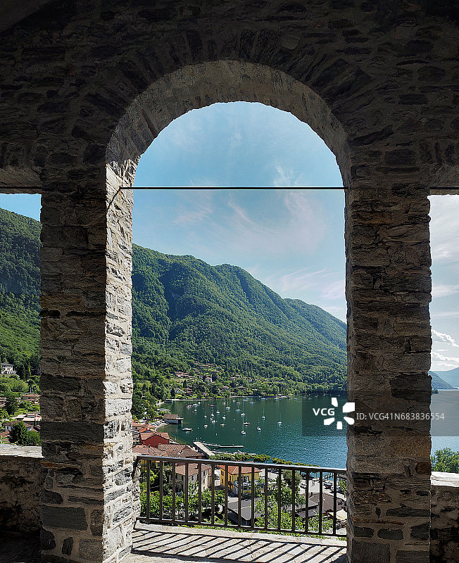 圣维罗尼卡教堂和马焦雷湖卡尔代小镇图片素材