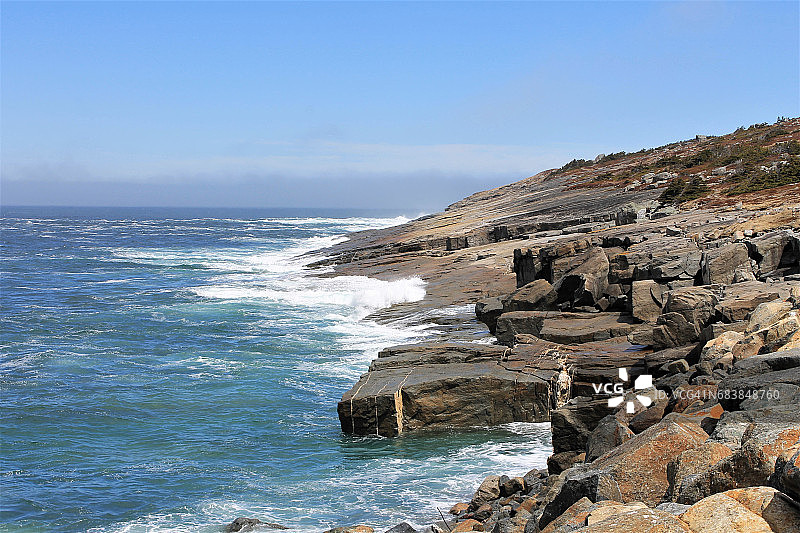 海浪沿着海岸线拍打，加拿大纽芬兰和拉布拉多弗拉特罗克图片素材