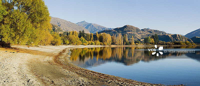 瓦纳卡湖格伦杜湾海岸线全景图片素材