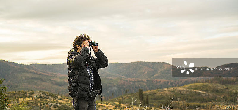 在优胜美地国家公园用双筒望远镜观察的旅行者图片素材