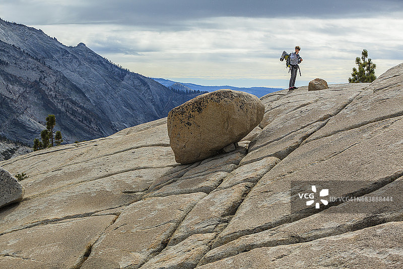 在奥姆斯特德角观赏优胜美地的年轻徒步旅行者图片素材