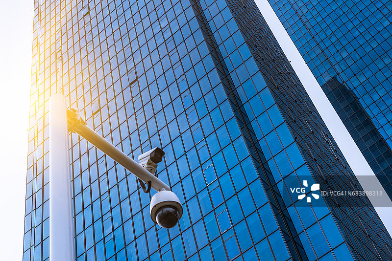 城市景观背景下的监控摄像头图片素材