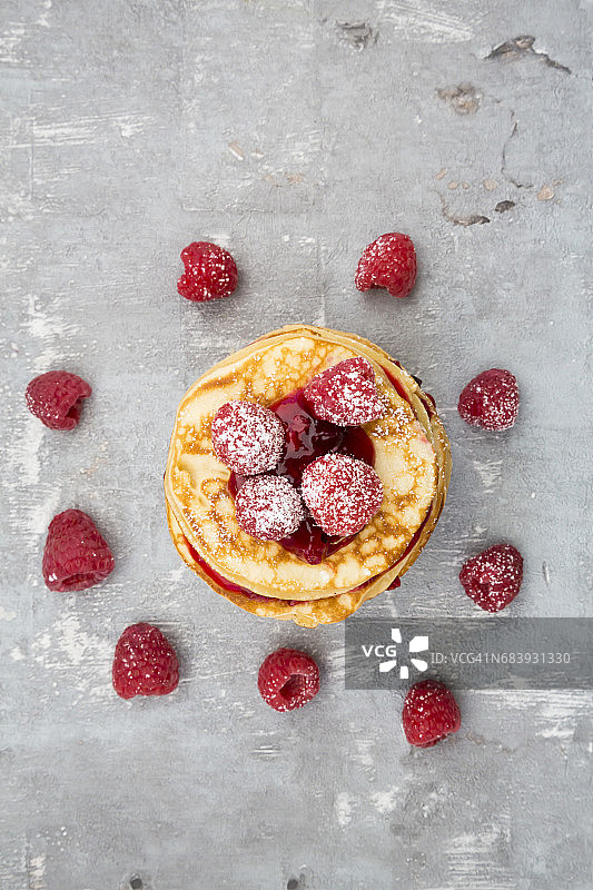 覆盆子酱和覆盆子的堆叠的薄煎饼图片素材