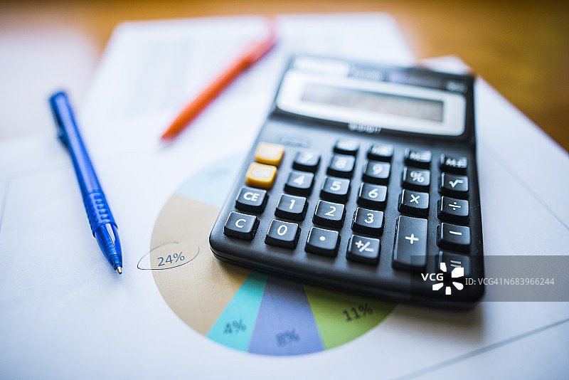 计算器和带有数据的纸张图片素材