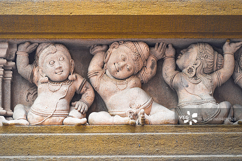 寺庙墙壁上的矮人雕刻图片素材
