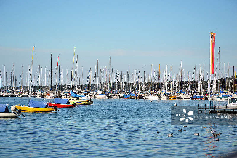 日内瓦湖上的彩色帆船图片素材
