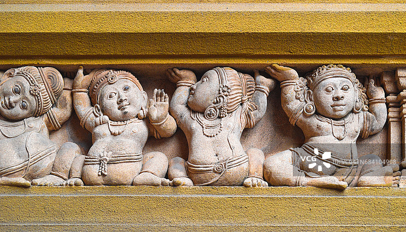 寺庙墙壁上的矮人雕刻图片素材