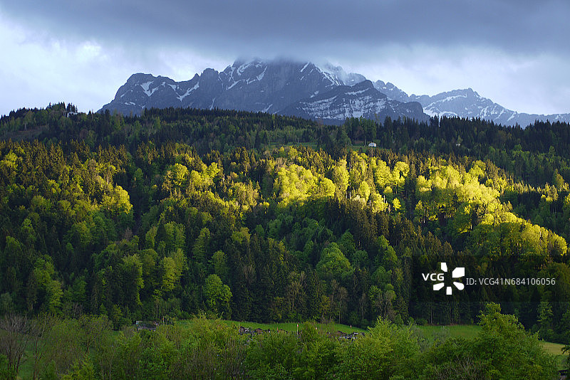 瑞士阿尔卑斯山皮拉图斯峰雷雨后的阳光图片素材