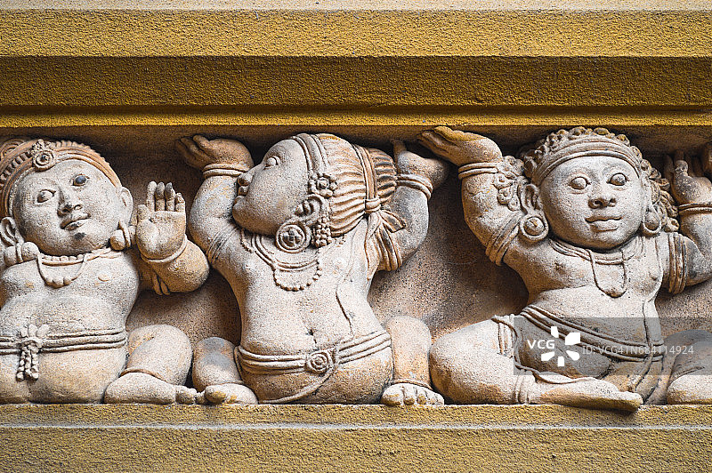 寺庙墙壁上的矮人雕刻图片素材
